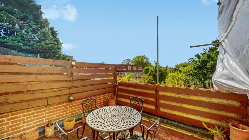 			3 Bedroom, 1 bath, 1 reception Flat			 Netherwood Street, West Hampstead (Inclusive of Gas)